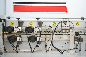 Nueva máquina de bandas de borde totalmente automática, canto recto biselado con funciones de ranurado y pegado para la producción de muebles - Product Image 6