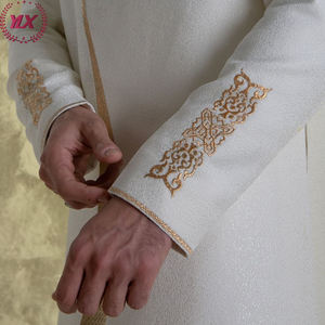 Robe Abaya Luxueuse pour <span class=keywords><strong>Homme</strong></span> en Tissu Polyester Blanc Exquis avec d'Élégants Détails Dorés Faits Main Qualité Haut de Gamme - Product Image 4