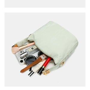<span class=keywords><strong>Bolso</strong></span> de mano cruzado de piel sintética brillante para mujer, con diseño de almohada, efecto nube, asa superior estructurada, correa con hebilla y cremallera, para uso diario. - Product Image 5
