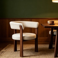 Fauteuil de salle à manger minimaliste italien en bois de frêne massif en forme de fer à cheval |   Chaise de salle à manger à assise rembourrée ronde et courbée en fer à cheval pour projet d'aménagement de sièges