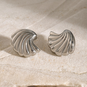 Pendientes de botón con forma de concha dorada, chapados en oro de 18k, joyería de moda para mujer, diseño elegante en forma de onda, pendientes llamativos. - Product Image 4