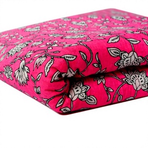 Tissu en coton 100% imprimé à la main en Inde - Matière textile écologique, respirante et légère pour vêtements féminins et pour filles - Product Image 1