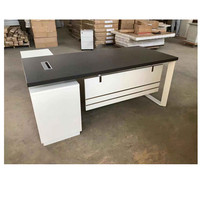 Bureau de la seconde guerre des etoiles, en forme de L, avec bureau de patron, tenue moderne