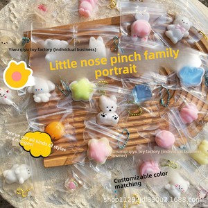 Giocattolo Antistress Unisex Stile Douyin, Mini Ciondolo per Borsa con Naso Spremibile, Gadget Divertente e Trendy - Product Image 1