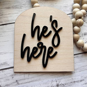 Él está aquí, ella está aquí, señal de anuncio de nacimiento de hito de bebé de madera, decoración de guardería de madera, accesorio de foto de recién nacido, placa de bebé - Product Image 2