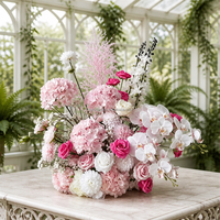 Bola Bunga Hydrangea Hijau Burgundy Ramah Lingkungan yang Elegan dengan Sentuhan Alami untuk Upacara Pernikahan di Gereja Dalam Ruangan dengan Pita Gantung
