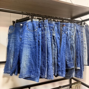 Pantaloncini in denim usati da uomo di Grado A all'ingrosso, pantaloni <span class=keywords><strong>capri</strong></span> in jeans di seconda mano, <span class=keywords><strong>abbigliamento</strong></span> estivo usato da uomo in balle, selezione premium - Product Image 3