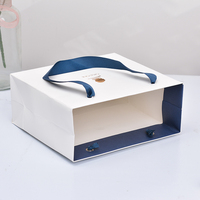 Sac à main de luxe avec logo personnalisé, estampage à chaud, sac cadeau en carton avec poignées en ruban et corde de coton pour emballage de vêtement