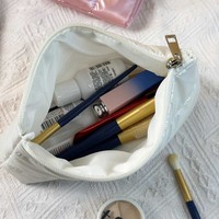 Nouveau sac de toilette étanche moelleux pochette de beauté à fermeture éclair gonflée sac de maquillage cosmétique matelassé Logo personnalisé