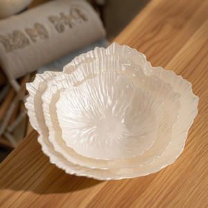 Vaisselle de mariage Assiette à dîner irrégulière en forme d'hortensia gaufré en verre blanc Assiettes de présentation en verre - Product Image 2