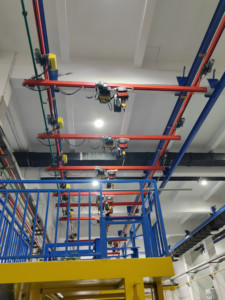 Kbk cứng nhắc kết hợp tự đứng trên cần cẩu 1500kg Công suất thiết kế mô-đun an toàn hoạt động trơn tru nâng vật liệu bàn giao - Product Image 2