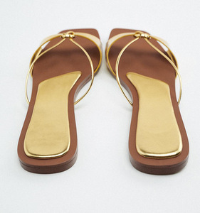Xinzirain-<span class=keywords><strong>Sandalias</strong></span> <span class=keywords><strong>planas</strong></span> <span class=keywords><strong>con</strong></span> <span class=keywords><strong>adornos</strong></span> dorados para mujer, zapatillas de vestir, Punta abierta, de una línea, novedad - Product Image 4