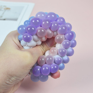 Juguetes Antiestrés Creativos al por Mayor, Bolas de Uva Arcoíris que Cambian de Color, Squishies de Descompresión - Product Image 4