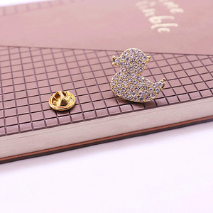 Design minimalista alla moda chiaro strass intarsiato 18K color oro <span class=keywords><strong>piccole</strong></span> dimensioni stile animale carino piccolo anatra spilla per le signore - Product Image 5