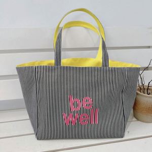 Bolsa de Compras Grande de Lona Blanca con Logotipo Personalizado, Bolsillo y Cremallera - Product Image 4