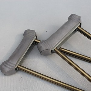 Muletas axilares de aleación de aluminio ajustables de 43.3 pulgadas con agarre de espuma para uso en rehabilitación de ancianos y discapacitados - Product Image 4