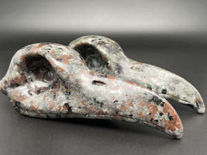 Crâne de corbeau en Yooperlite naturelle sculpté, pierre de guérison, décoration d'intérieur, artisanat Reiki, ornement d'Halloween, vente en gros - Product Image 4