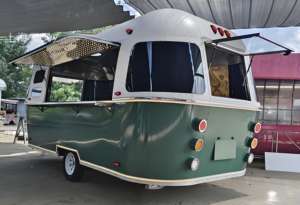 Food Truck Thème Spatial avec Extérieur Métallique, Plafond Étoilé LED et Menu Imprimé Galaxie pour Musées Scientifiques - Product Image 2