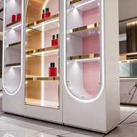Vitrine de magasin de parfums et cosmétiques de luxe moderne haut de gamme en acier inoxydable avec éclairage LED, design écologique, dimensions personnalisables