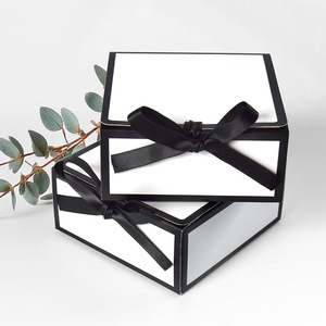 Caja de Regalo Cuadrada de Cartón Ecológica, Autoarmable, con Lazo Blanco y Negro, Diseño Plegable, Apta para Alimentos, Ideal para Dulces/Velas - Product Image 1