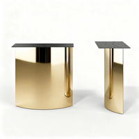 Ensemble de table à manger rectangulaire en marbre pour 6 personnes avec base en acier inoxydable doré, table en pierre frittée avec chaises capitonnées en diamant