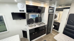 Camping-car EcoCampor 16 pieds à simple essieu avec toit rigide et salle de bain séparée (zones humides et sèches) - Product Image 5