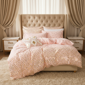 Ensemble <span class=keywords><strong>de</strong></span> <span class=keywords><strong>housse</strong></span> <span class=keywords><strong>de</strong></span> <span class=keywords><strong>couette</strong></span> en <span class=keywords><strong>or</strong></span> <span class=keywords><strong>rose</strong></span> - 300 fils - Polyester écologique - Volants (1 <span class=keywords><strong>couette</strong></span> + 2 taies d'oreiller) - Design moderne et luxueux personnalisable - Product Image 1