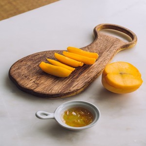 Tabla de cortar de madera de forma irregular, diseño moderno, para servir frutas y postres, uso en fiestas - Product Image 1