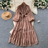 Robe longue décontractée pour femme, élégante, avec empiècements en dentelle, coupe trapèze, col montant, manches bouffantes et taille à nœud, pour le quotidien et les vacances
