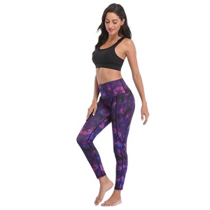 Ensembles de sport pour femmes imprimés, 2 pièces : Leggings côtelés taille mi-haute et Crop Top dos nu longueur genou avec cristaux - Product Image 2
