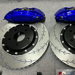 Juego de Pinzas de Freno de Cuatro Pistones, Apto para Audi A3 A4 A5, BMW E82 E87 F20 F21 F22 E46 E90, Mercedes W202, Modificación y Mejora - Product Image 3