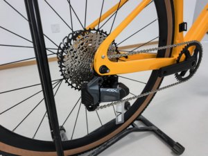 Bicicleta Eléctrica de Carretera de Carbono Keyde con Motor de 250W, 36V SEN SAH, 2*12 Velocidades, Frenos de Disco Hidráulicos Mecánicos, Modelo E-Gravel Adventure - Product Image 3