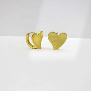 Pendientes de aro sencillos de plata de ley 925 con forma de corazón, estilo coreano, redondos, elegantes y únicos para el verano, con baño de oro de 14k o 18k para mujer. - Product Image 1