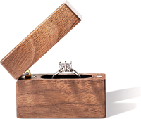 Boîte à bague en bois de noyer noir personnalisée FSC avec doublure en velours pour demande en mariage, bague simple en diamant