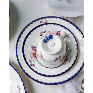 Gabriella P. Ensemble de quatre tasses à thé en céramique de style européen avec couvercles réutilisables et une assiette à gâteau à bordure bleue, motif floral - Product Image 1