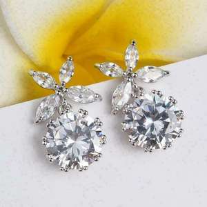 Boucles d'oreilles pendantes élégantes en forme de fleur, plaquées or blanc, avec cristaux de strass ronds taille brillant, bijoux classiques pour femmes, pour mariage - Product Image 5