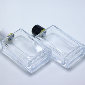 ขวดน้ำหอมแก้วใสแบบพ่น ดีไซน์หรูหรา สำหรับขายส่ง พร้อมฝาสีดำทอง - Product Image 4