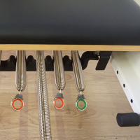 Appareil de Pilates Reformer Commercial en Aluminium avec Cadre en Acier et Dossier Réglable pour Entraînement Physique