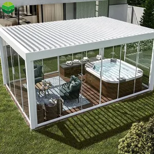 Pergola bioclimatica elettrica motorizzata del tetto piano degli edifici del giardino con le porte scorrevoli di vetro