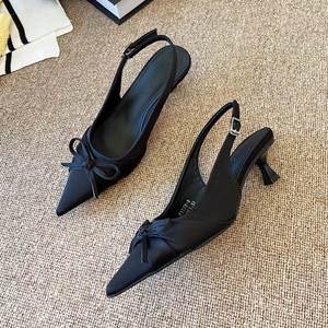 Nouvelles Chaussures d'été pour Femme en Satin Noir à Bout Pointu et Talons Épais, avec Nœud Décoratif et Talon Aiguille Élégant - Product Image 1