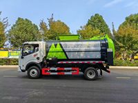 Le nouveau modèle de camion à ordures compacteuses est équipé d'un moteur Yuchai de 170 chevaux et peut transporter jusqu'à 6 tonnes de déchets