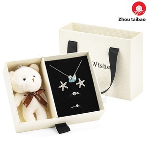 Hộp quà hình vuông có thể tùy chỉnh logo năm 2023, hình gấu & hoa xà phòng, dùng để đựng bông tai & đồ trang sức - Product Image 4