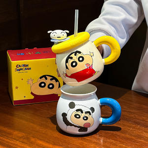 Taza de cerámica de Crayon Shin-chan con tapa y pajita, diseño de dibujos animados en azul y amarillo, para oficina o regalo. - Product Image 4