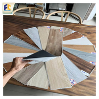 Carreaux en PVC de luxe avec parquet en chêne artificiel durable auto-adhésif avec propriétés antistatiques et revêtement de sol en PVC LVT imperméable