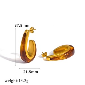 Boucles d'oreilles clous tendance en résine organique, plaqué or 18 carats, acier inoxydable, motif marbré ambre, bijoux fantaisie inaltérables - Product Image 6