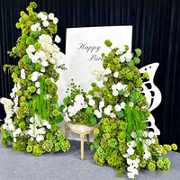 Ensemble d'arrangements floraux en cascade de tournesols jaunes vifs et de roses, chemin de table fleuri pour la décoration de table de mariage