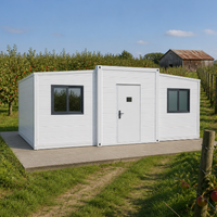 Maison conteneur pliable extensible à bardage horizontal blanc avec fenêtres à double vitrage pour ferme, verger et glamping