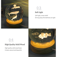 Lampe de table OEM 3D étoile en cristal sculptée Boule de cristal 3d personnalisée avec éclairage LED Base en bois