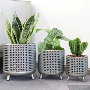 Juego de 3 Macetas Grandes de Hierro Plateado, Diseño Moderno Colgante con Cuatro Soportes para Plantas de Jardín y Uso Doméstico - Product Image 3