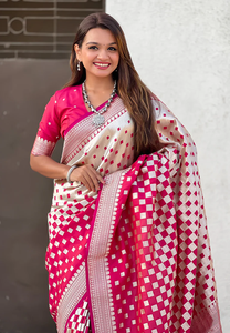 Revele Royal Charm In Magenta Banarasi Sari de seda suave acentuado con tejido artístico 3D Zari perfecto para celebraciones - Product Image 3
